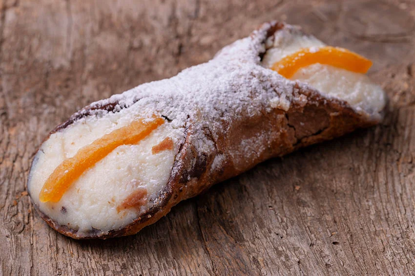 Produits typiques siciliens. Cannoli siciliens de Piana degli Albanesi - Palerme