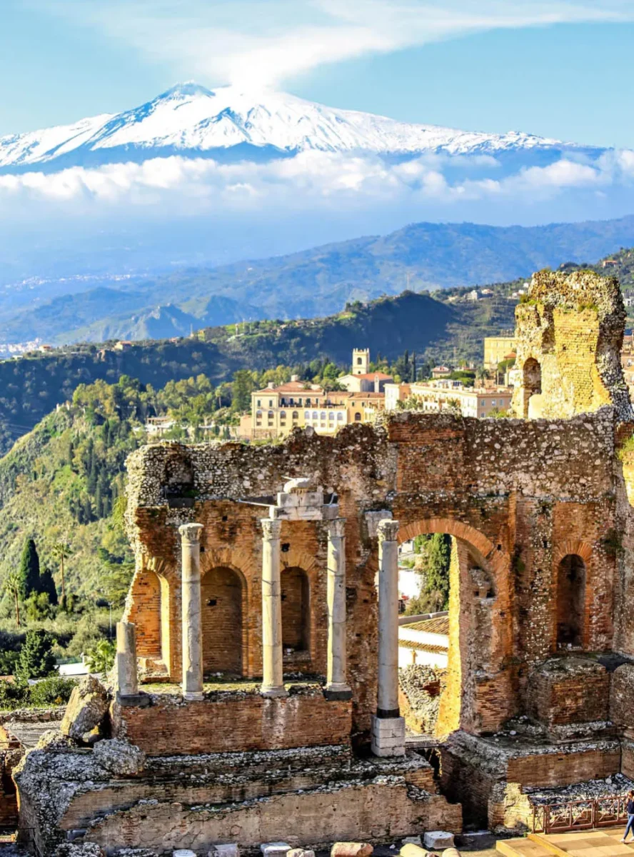 Teatro antico di Taormina con il vulcano Etna sullo sfondo