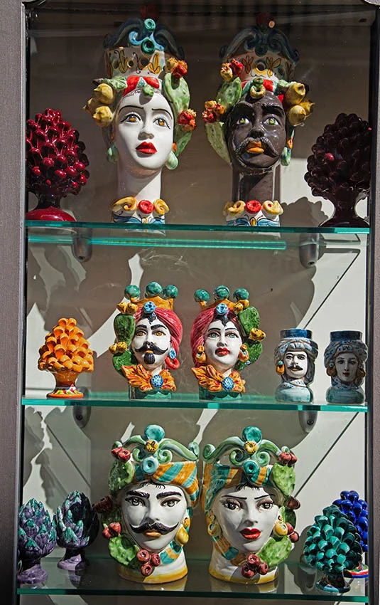 Souvenir Sicile. Têtes de Maures siciliens à Taormina